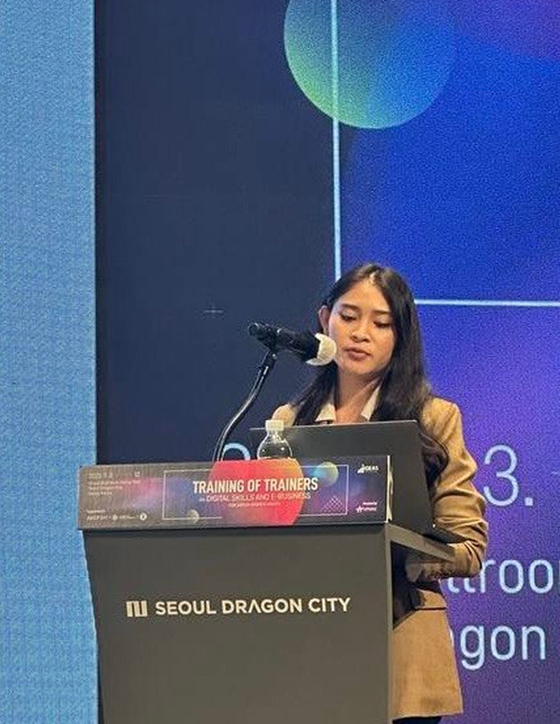 Kimleng presenting at NICC